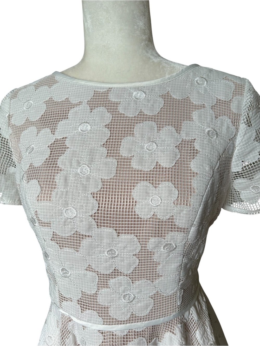 Shani Novelty Fit & Flare Dress in white nude lining- Small LIKE NEW - Picture 4 of 13